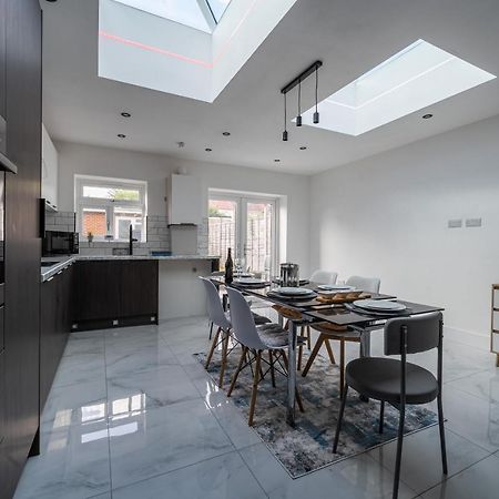Modern 5 Bed Home In Ealing, Free Driveway Parking, Sleeps 8 Harrow on the Hill Exterior foto