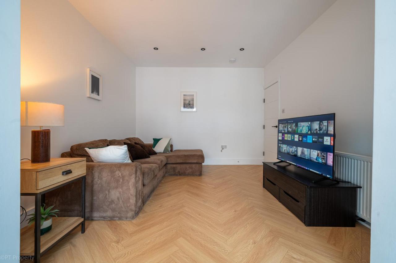 Modern 5 Bed Home In Ealing, Free Driveway Parking, Sleeps 8 Harrow on the Hill Exterior foto