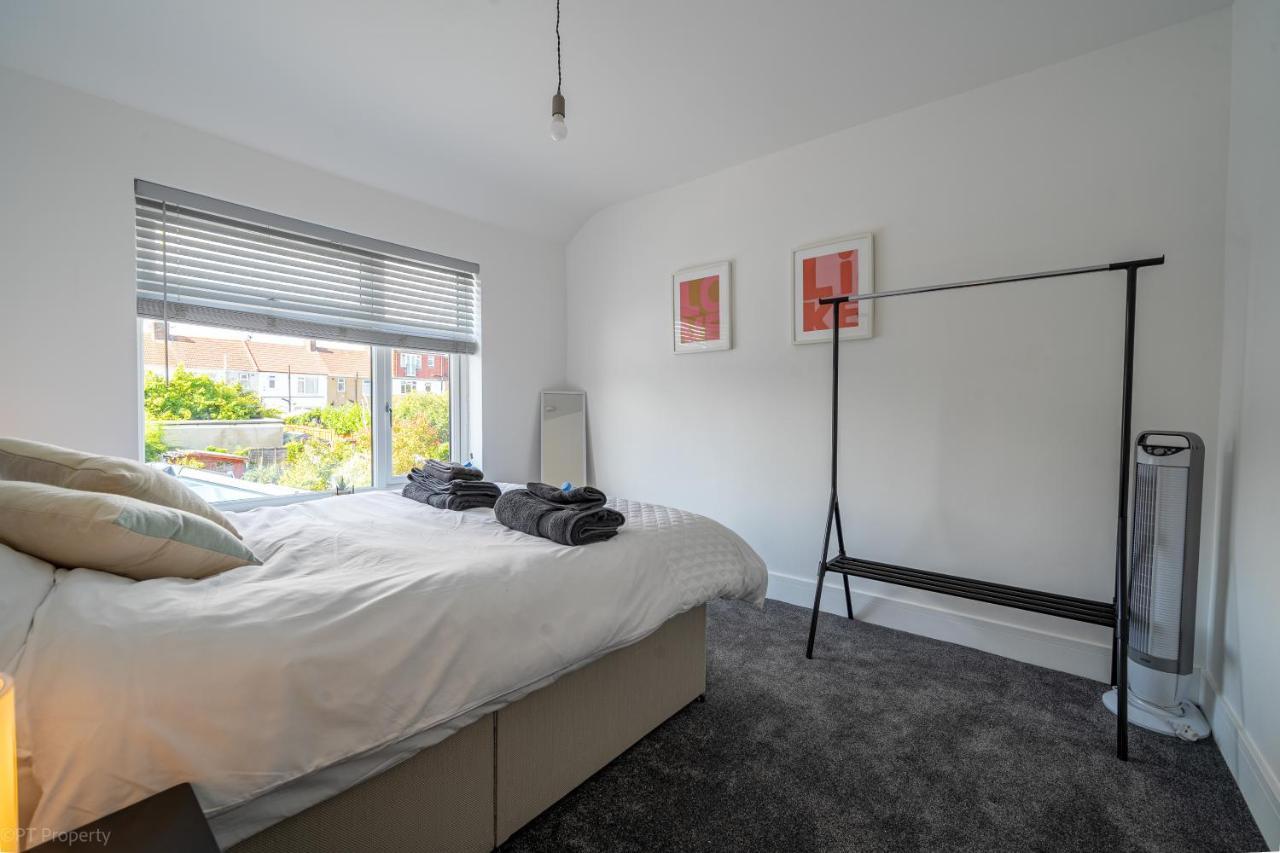 Modern 5 Bed Home In Ealing, Free Driveway Parking, Sleeps 8 Harrow on the Hill Exterior foto