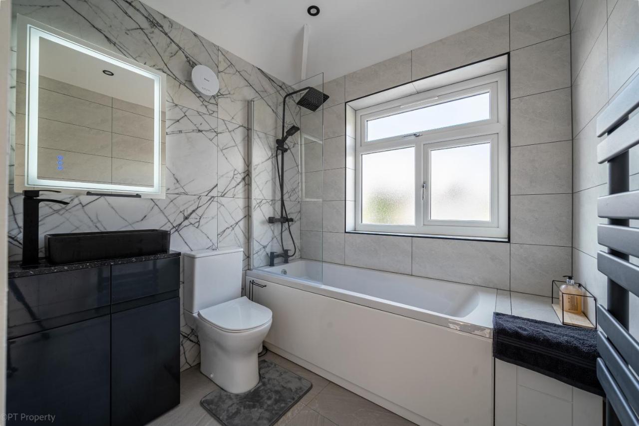 Modern 5 Bed Home In Ealing, Free Driveway Parking, Sleeps 8 Harrow on the Hill Exterior foto